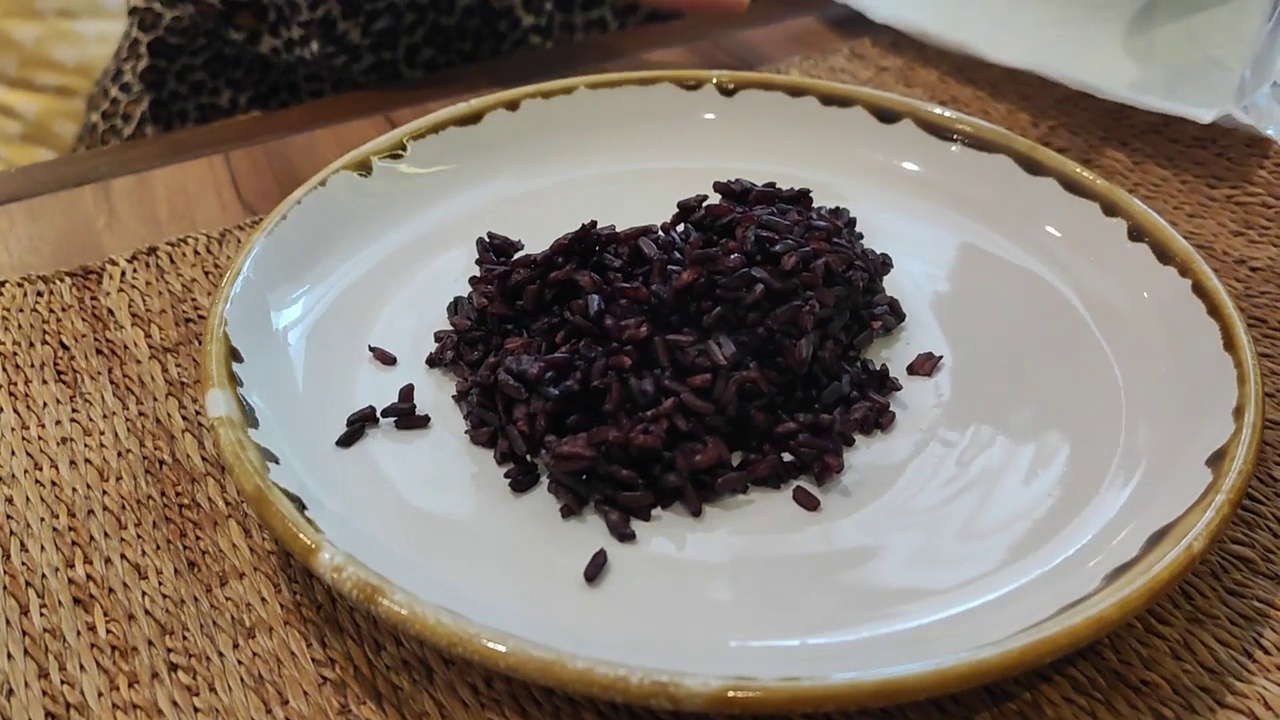 米莓蒸米饭在一个白色的陶瓷视频下载