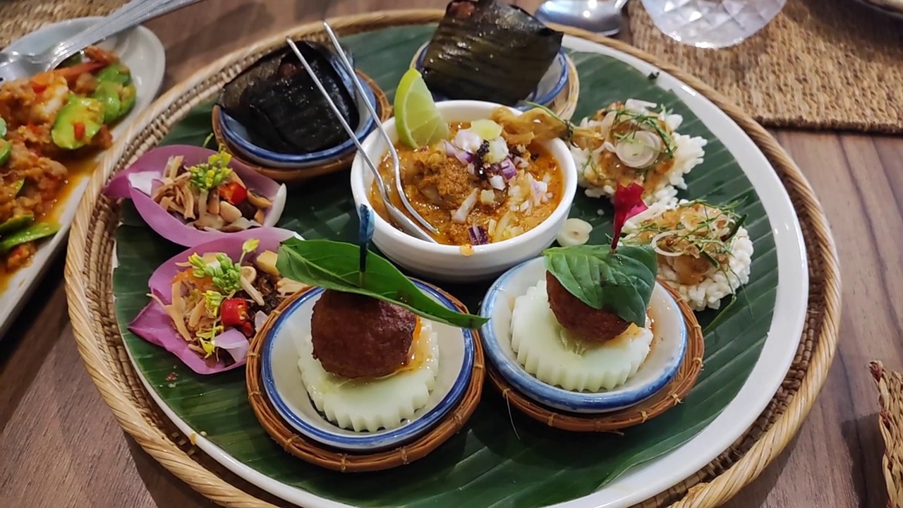 传统的泰式开胃菜，装在小篮子里，放在藤盘里视频下载