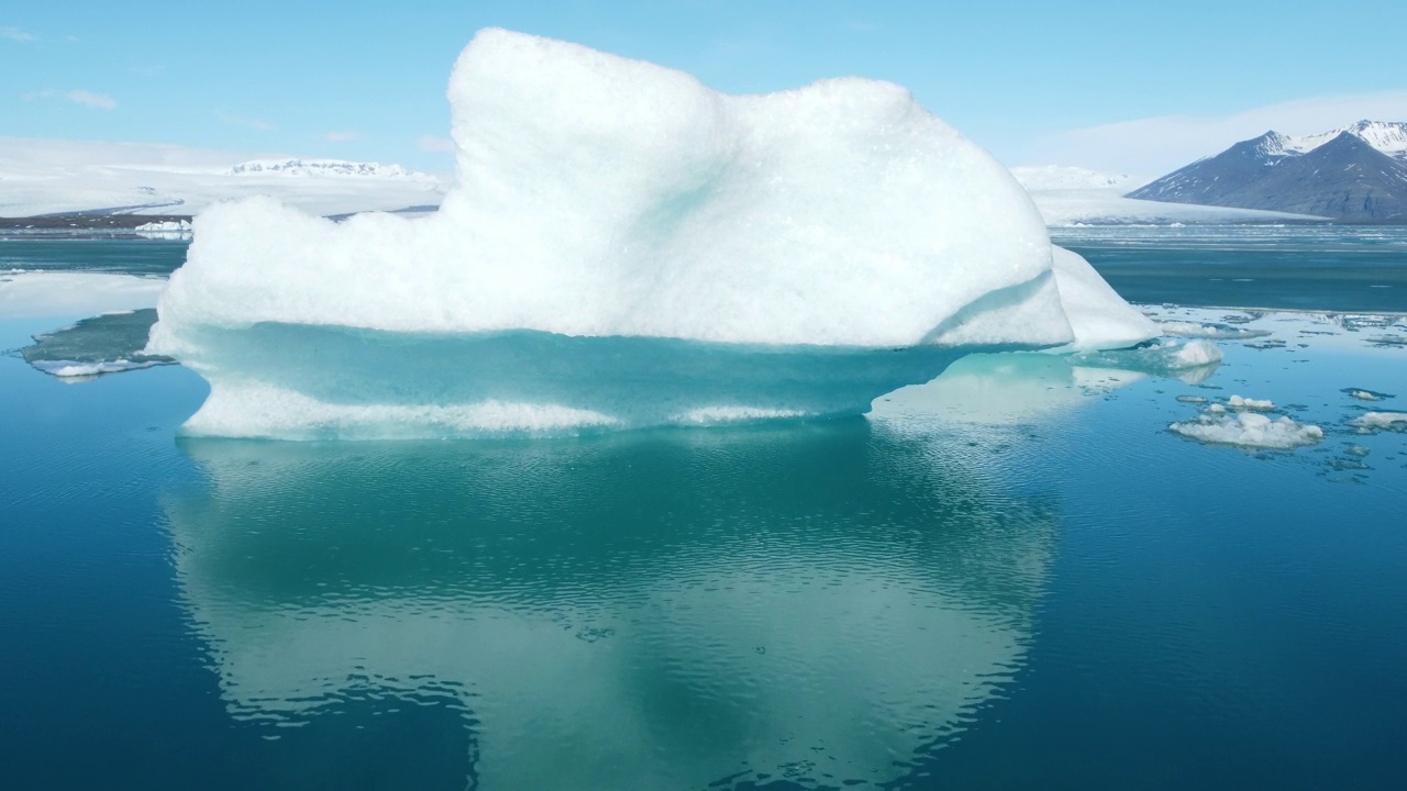 融化的冰在Jokulsarlon冰川泻湖，巨大的冰山漂流在平静的水，北极自然冰景观视频下载