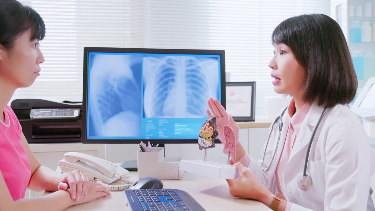 亚洲医生解释肺部疾病视频下载