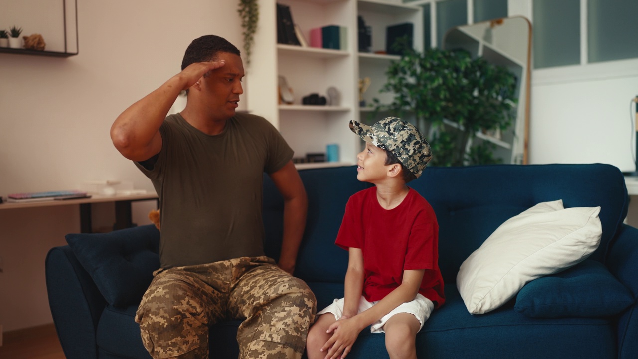 军人父亲向小儿子敬礼，父母和孩子一起享受时光视频下载