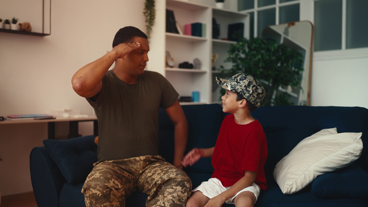军人教小儿子敬礼，父亲和孩子拥抱微笑视频下载