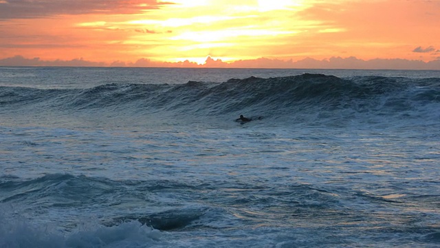 日落时，冲浪者被击倒，慢镜头视频素材