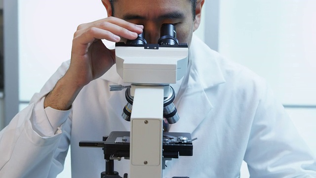 亚洲科学家在显微镜下观察视频素材