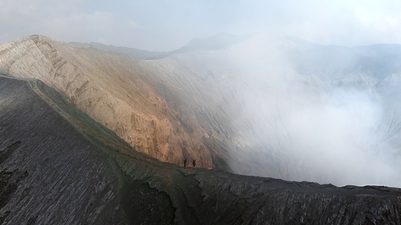 无人机拍摄印度尼西亚冒着烟的活火山Bromo视频下载