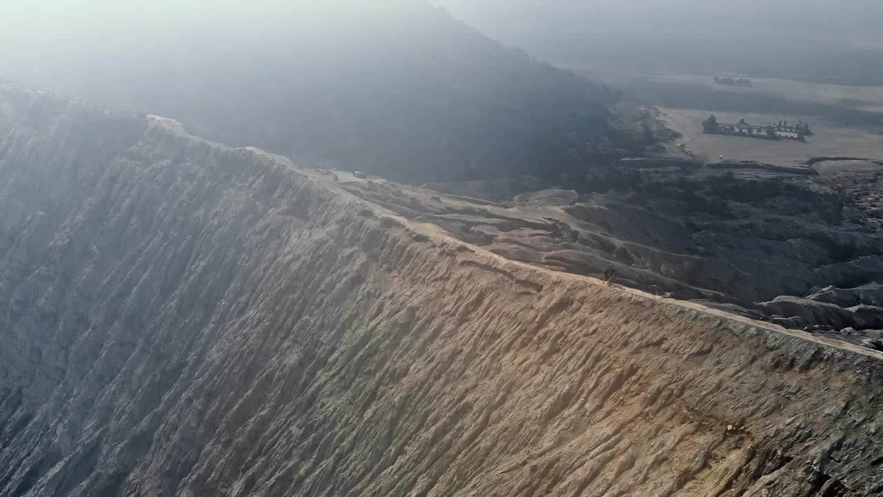 无人机拍摄印度尼西亚冒着烟的活火山Bromo视频素材
