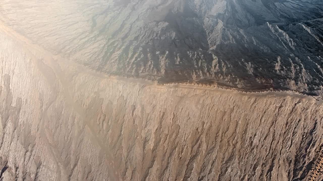 无人机拍摄印度尼西亚冒着烟的活火山Bromo视频素材