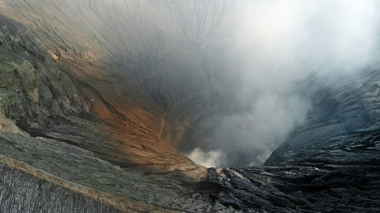 无人机拍摄印度尼西亚冒着烟的活火山Bromo视频下载