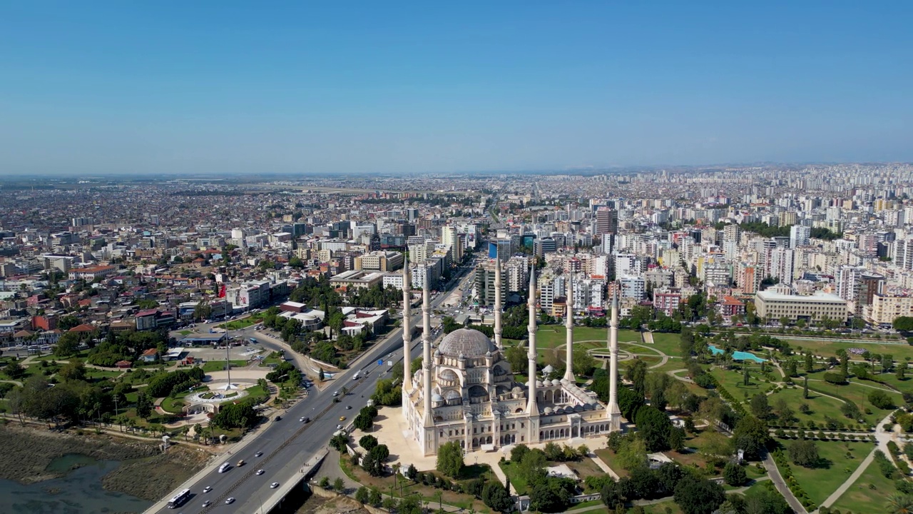 鸟瞰阿达纳城、钟楼、石桥和萨班基中央清真寺视频下载