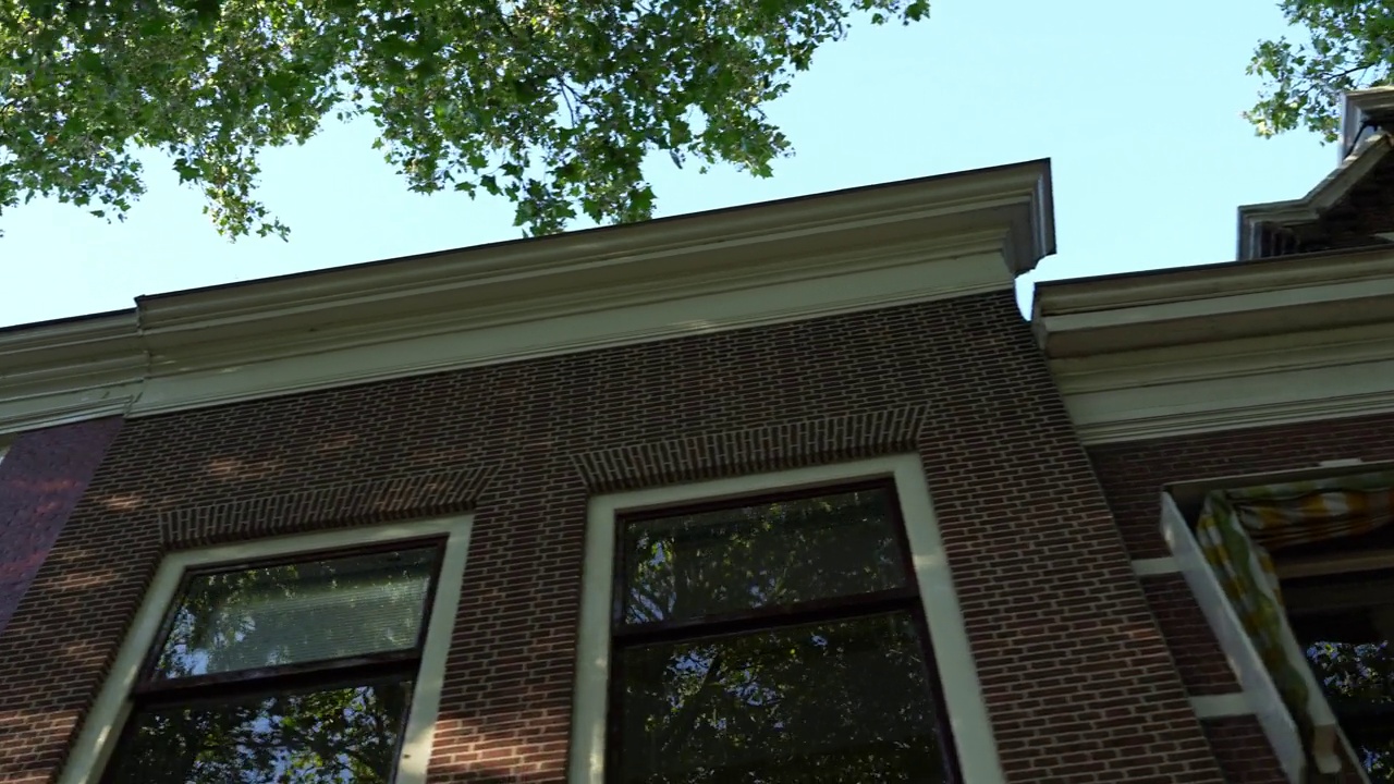 荷兰豪达的传统荷兰文化建筑景观。低角度视频下载