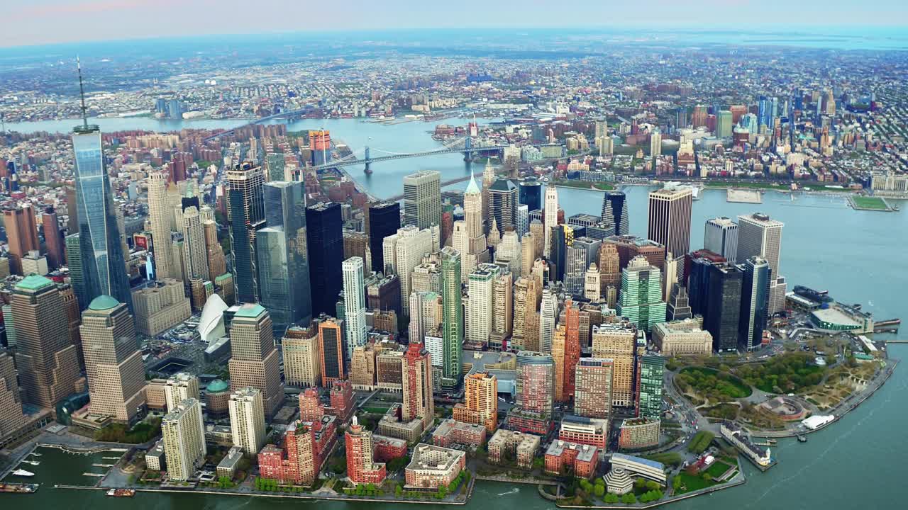 曼哈顿下城和中城摩天大楼鸟瞰图。背景是布鲁克林和曼哈顿大桥。从直升机上拍摄的。视频下载
