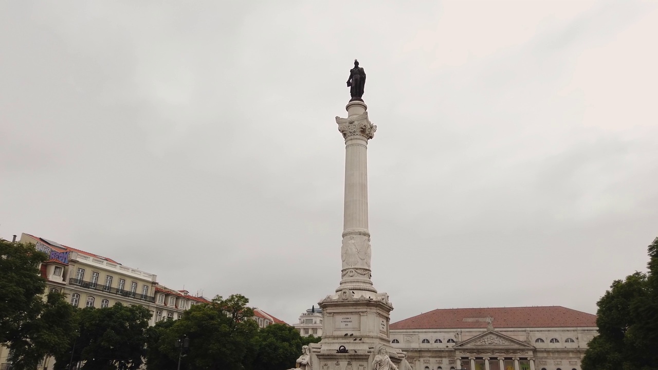 位于里斯本罗西奥广场中心的佩德罗四世圆柱视频下载