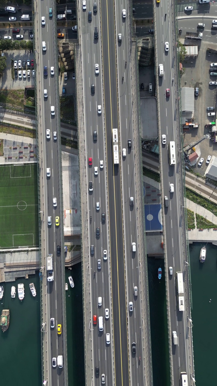 重型汽车和卡车交通的农村公路在金角大桥，鸟瞰图。视频素材