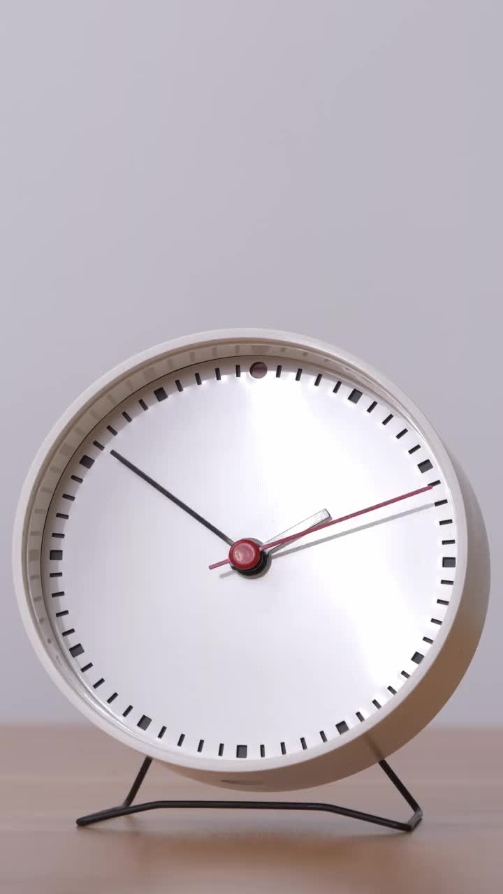 桌上的白色闹钟显示下午三点。视频下载
