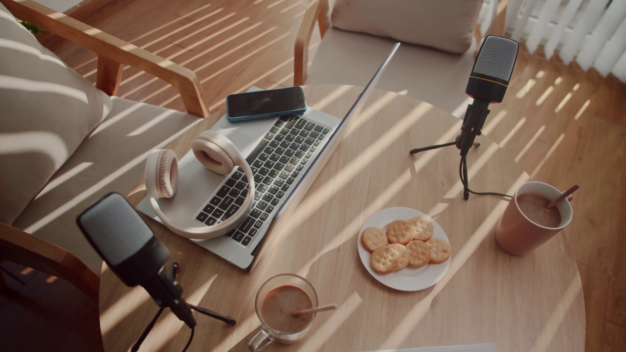 圆桌与笔记本电脑，耳机和饼干在播客工作室视频素材