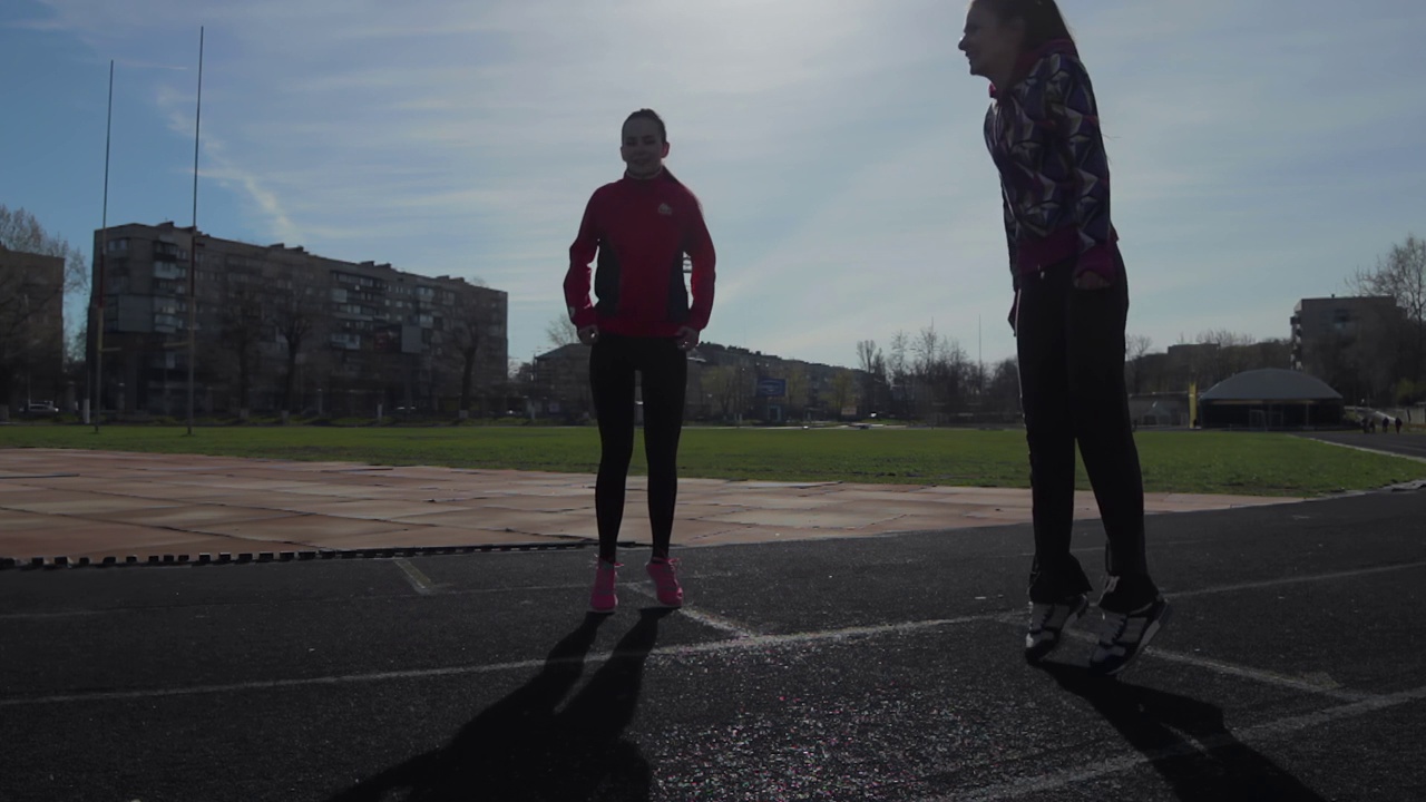 年轻女孩在比赛前进行训练。腿部肌肉热身运动视频素材