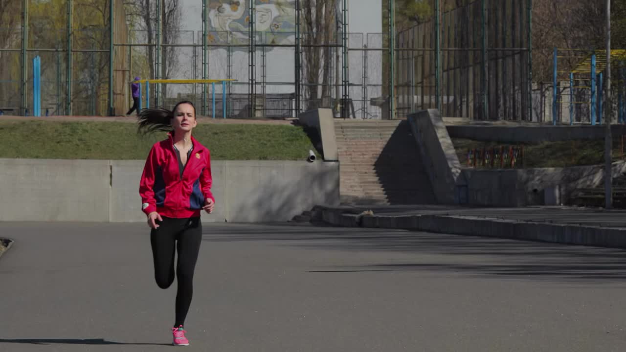 一个小女孩在跑步机上训练跑步视频下载