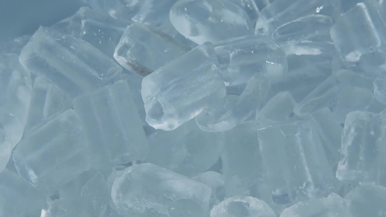 近距离和手持镜头的手舀新鲜的冷冰管的背景和纹理。视频下载