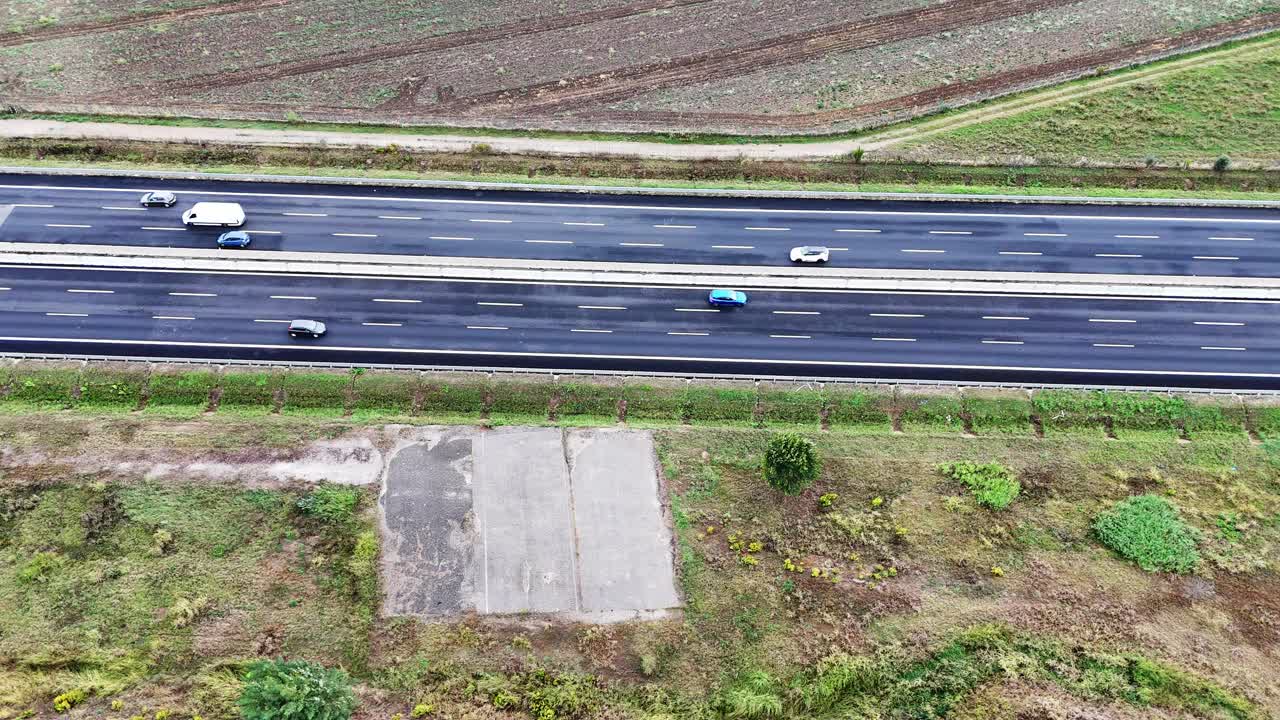 卡车行驶在高速公路上，鸟瞰图的高速公路与交通视频下载