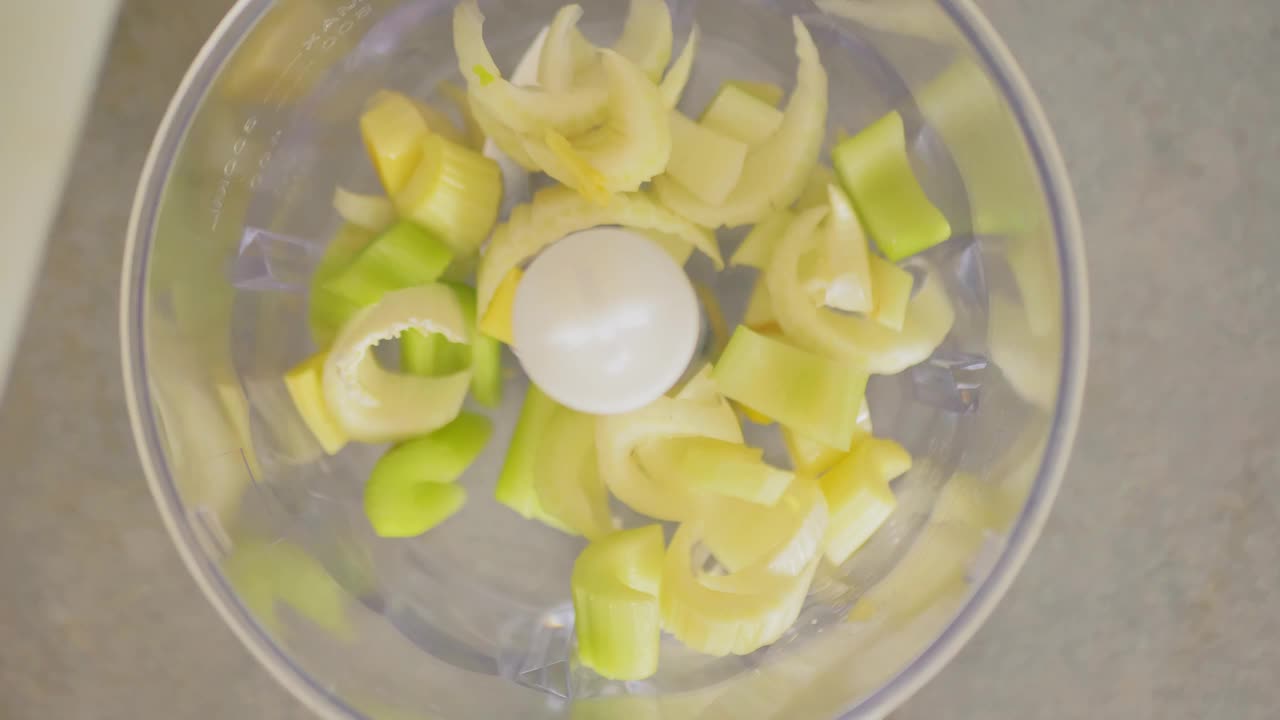 新鲜的芹菜和香蕉。切芹菜和香蕉视频下载