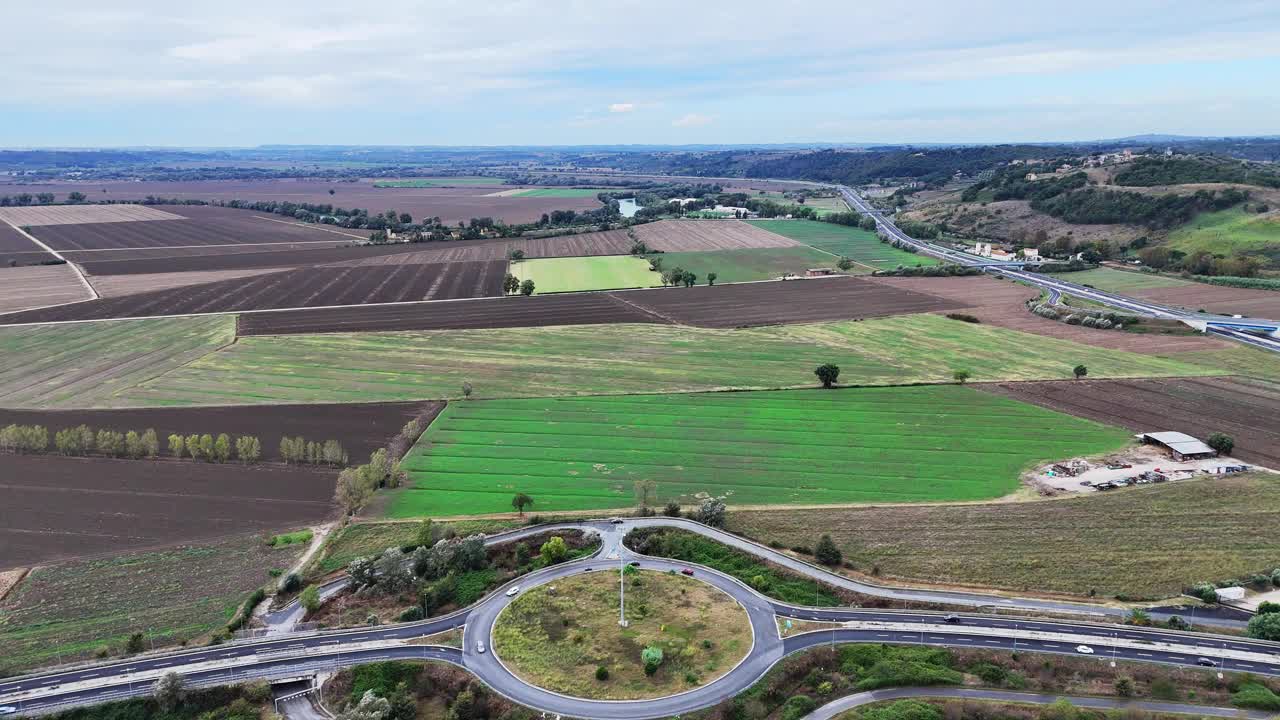 无人机拍摄的高速公路附近的乡村。视频下载
