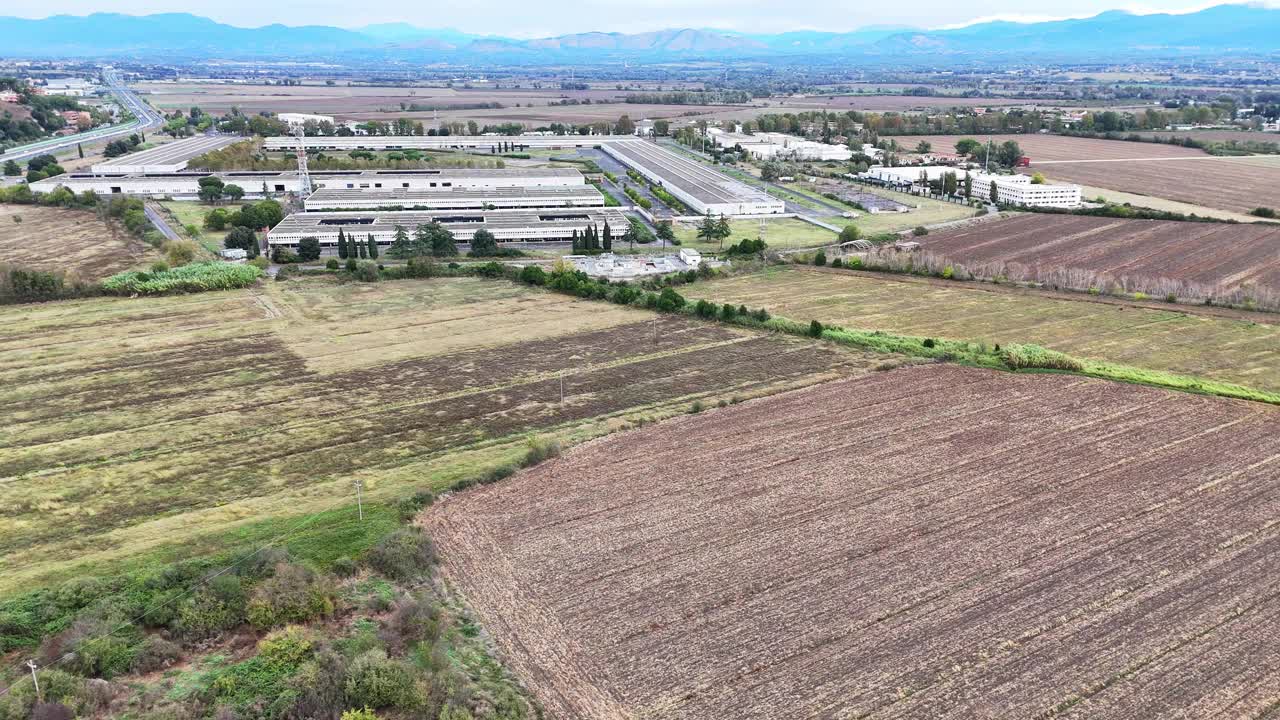 无人机拍摄的高速公路附近的乡村。视频下载