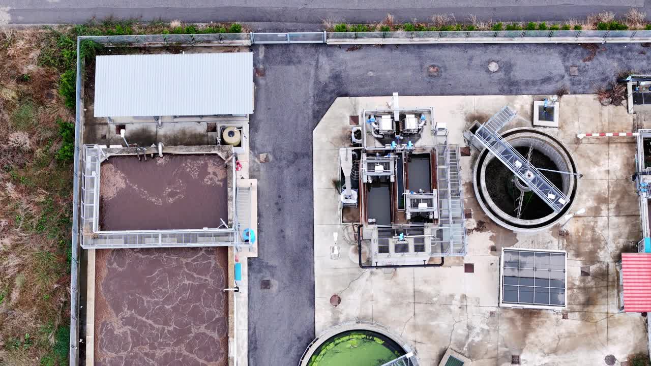 无人机航拍的污水处理厂，用于清洁和净化水的工业装置。循环清洗废水。视频素材