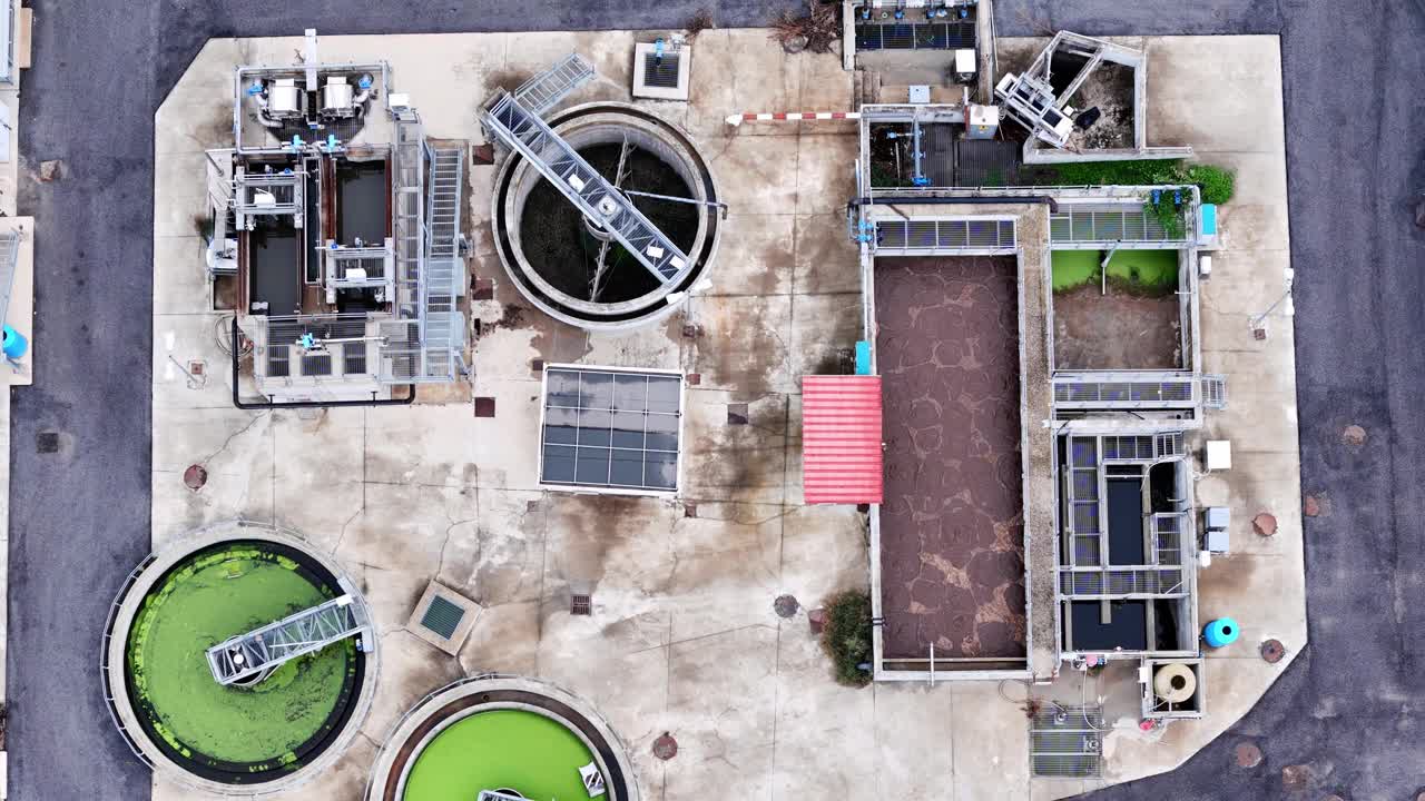 无人机航拍的污水处理厂，用于清洁和净化水的工业装置。循环清洗废水。视频下载