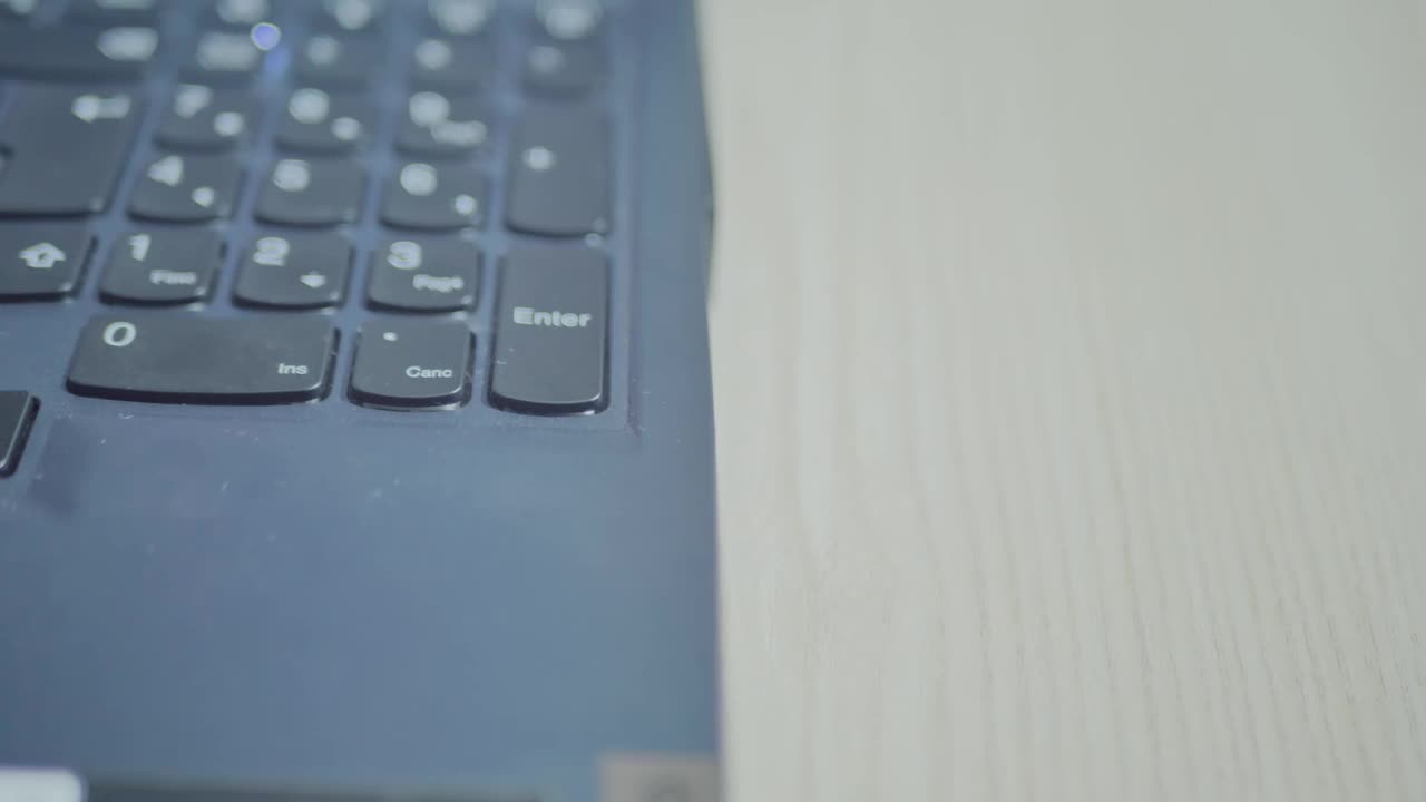 闪存盘插入笔记本电脑，近距离拍摄多莉视频下载