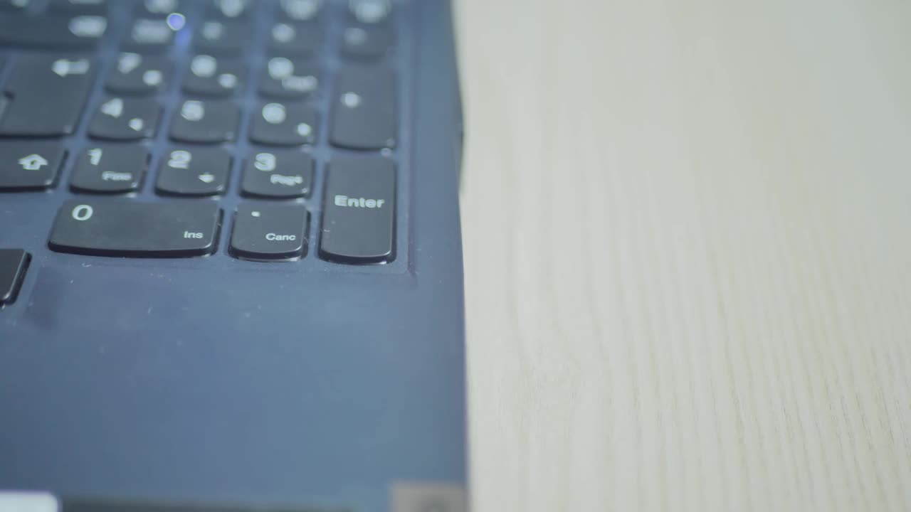闪存盘插入笔记本电脑，近距离拍摄多莉视频下载