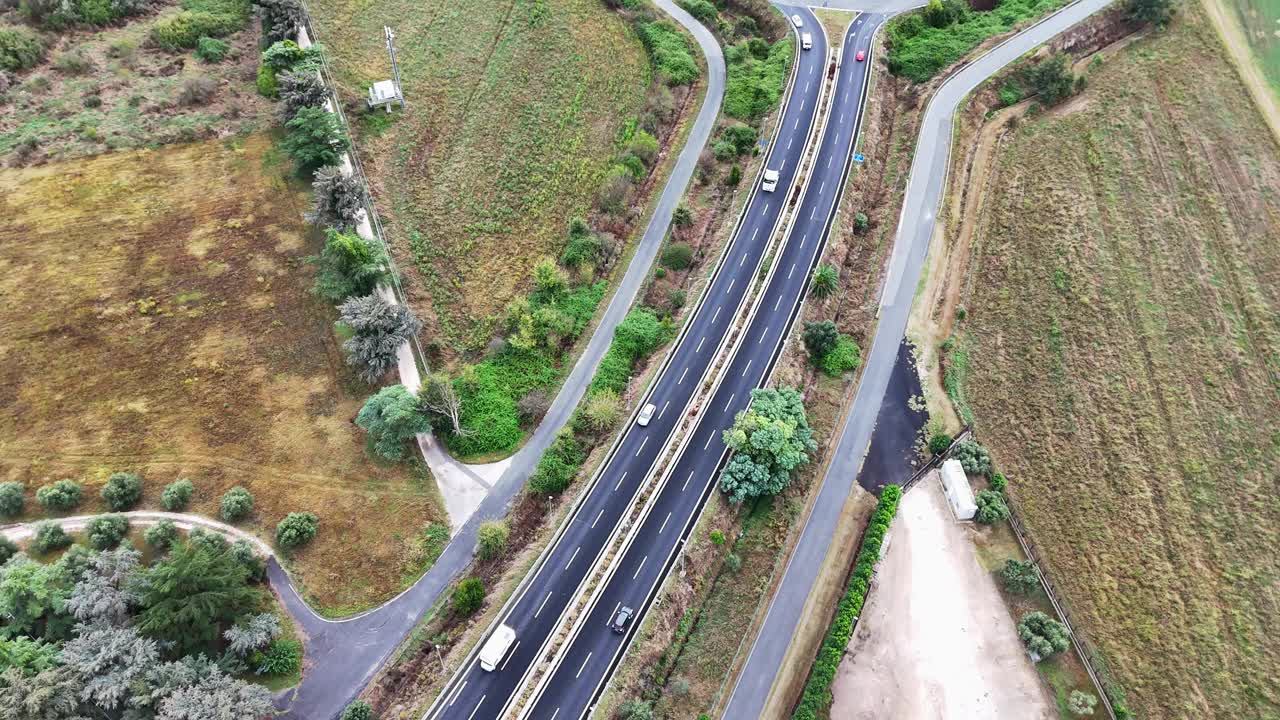 现代交通与高速公路的Arial视图公路俯视图。重要基础设施视频下载