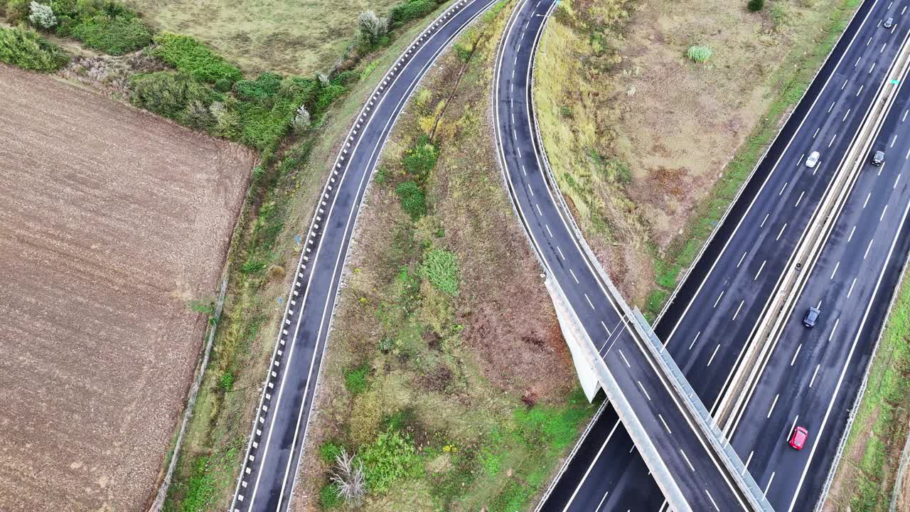 现代交通与高速公路的Arial视图公路俯视图。重要基础设施视频下载