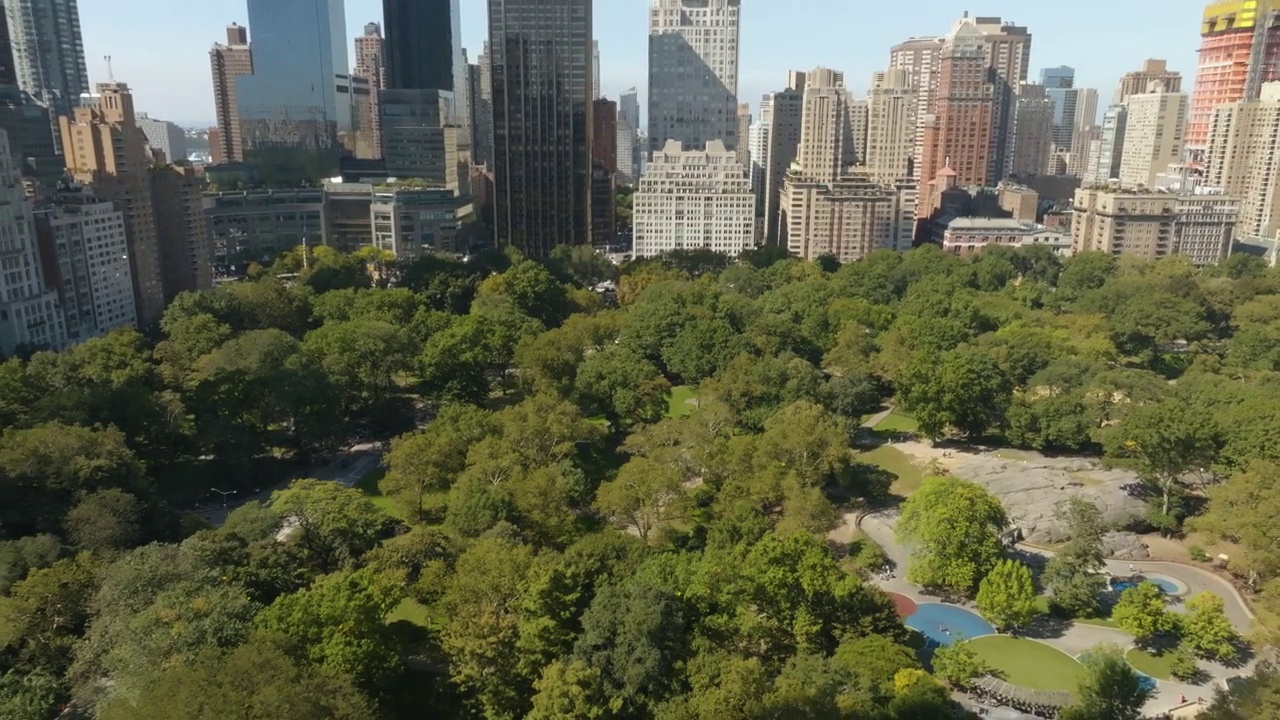 纽约曼哈顿，阳光明媚的一天，无人机在中央公园上空倾斜拍摄视频下载
