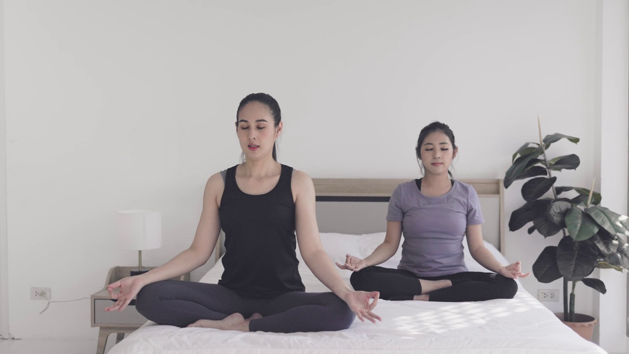 练习瑜伽的女性视频下载