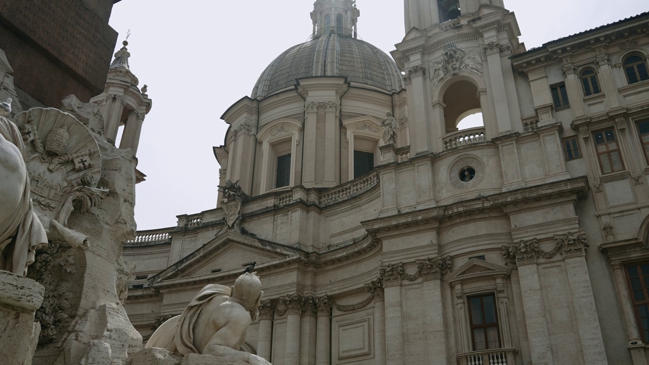 意大利纪念碑，罗马- 2022年8月27日:行动。阿贡的圣阿格内斯由白色的石头建造，雕刻着白色的天空。视频素材