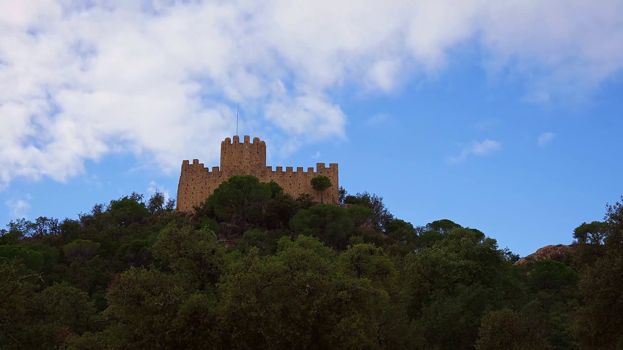 延时视频来自西班牙加泰罗尼亚Santa Coloma de Farners村的城堡Farners视频下载