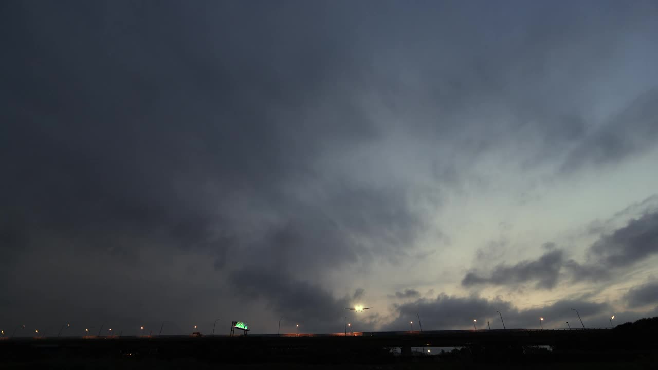 黄昏时分，一架客机从头顶飞过，降落在机场视频下载