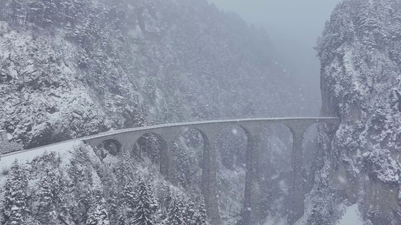 空中Landwasser高架桥冰川和伯尔尼纳在冬季下雪。视频素材