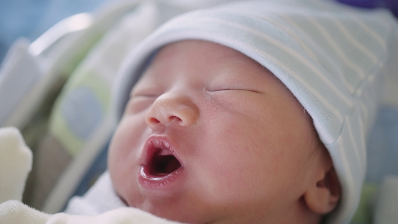 新生儿出生后，母亲在医院里有一种幸福的感觉视频素材