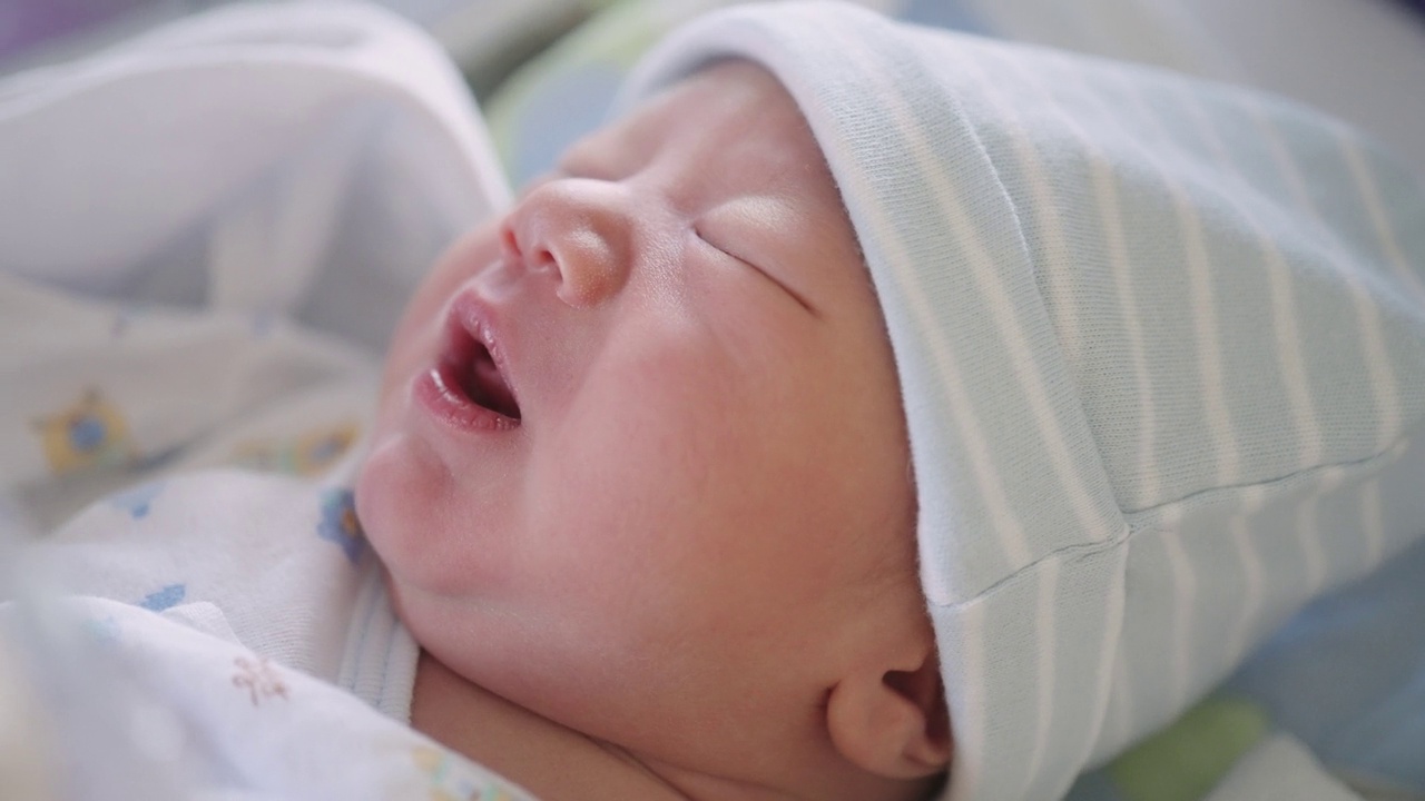新生儿出生后，母亲在医院里有一种幸福的感觉视频素材