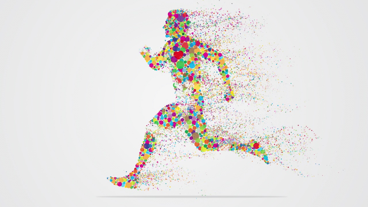 像素化的彩色跑步者慢慢分解，在浅灰色的背景下消失视频下载