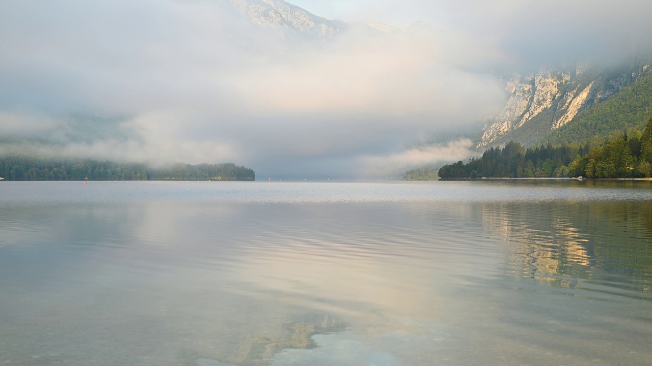 夏天的早晨，雾云笼罩着博希尼湖视频素材