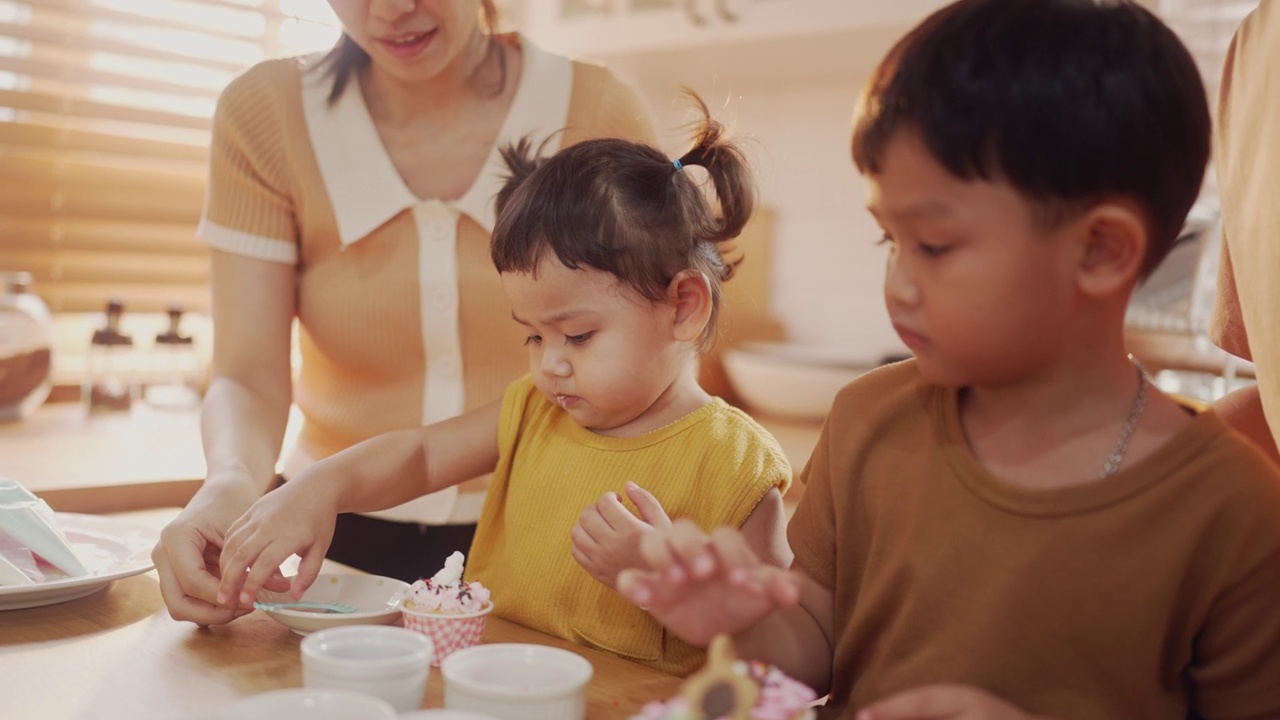 厨房里的美好时光:亚洲父母和孩子通过烘焙建立联系。视频素材