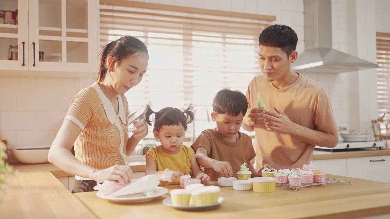 厨房里的美好时光:亚洲父母和孩子通过烘焙建立联系。视频素材