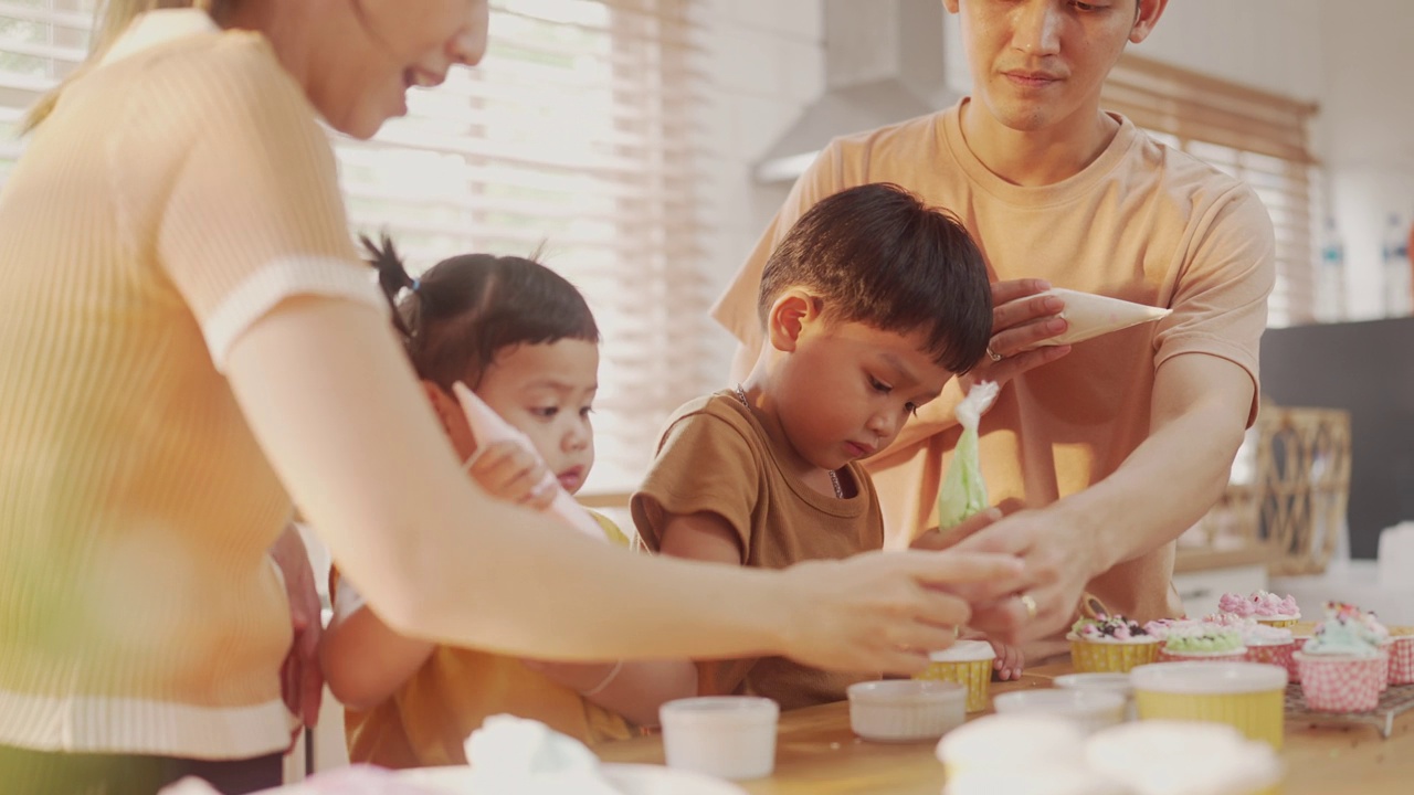 厨房里的美好时光:亚洲父母和孩子通过烘焙建立联系。视频下载