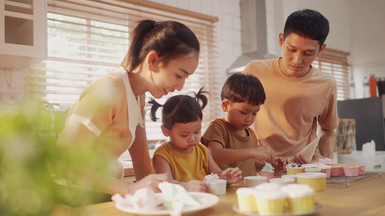 厨房里的美好时光:亚洲父母和孩子通过烘焙建立联系。视频下载