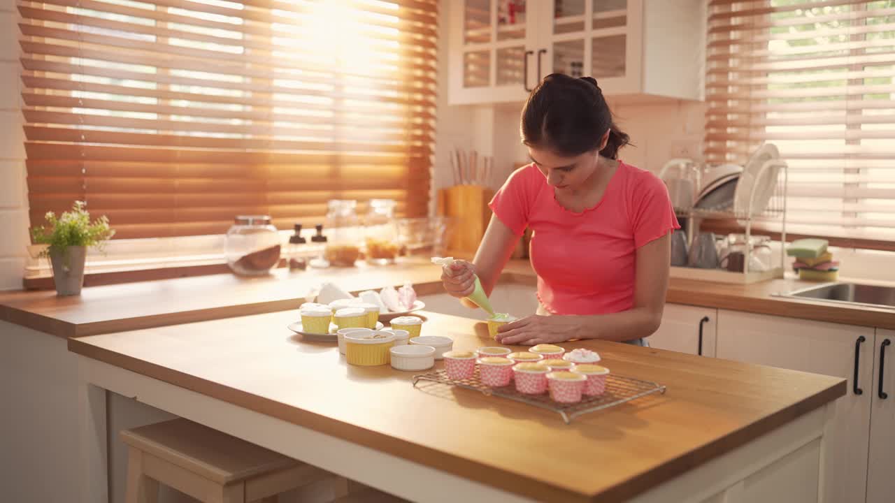 做纸杯蛋糕的女人视频素材