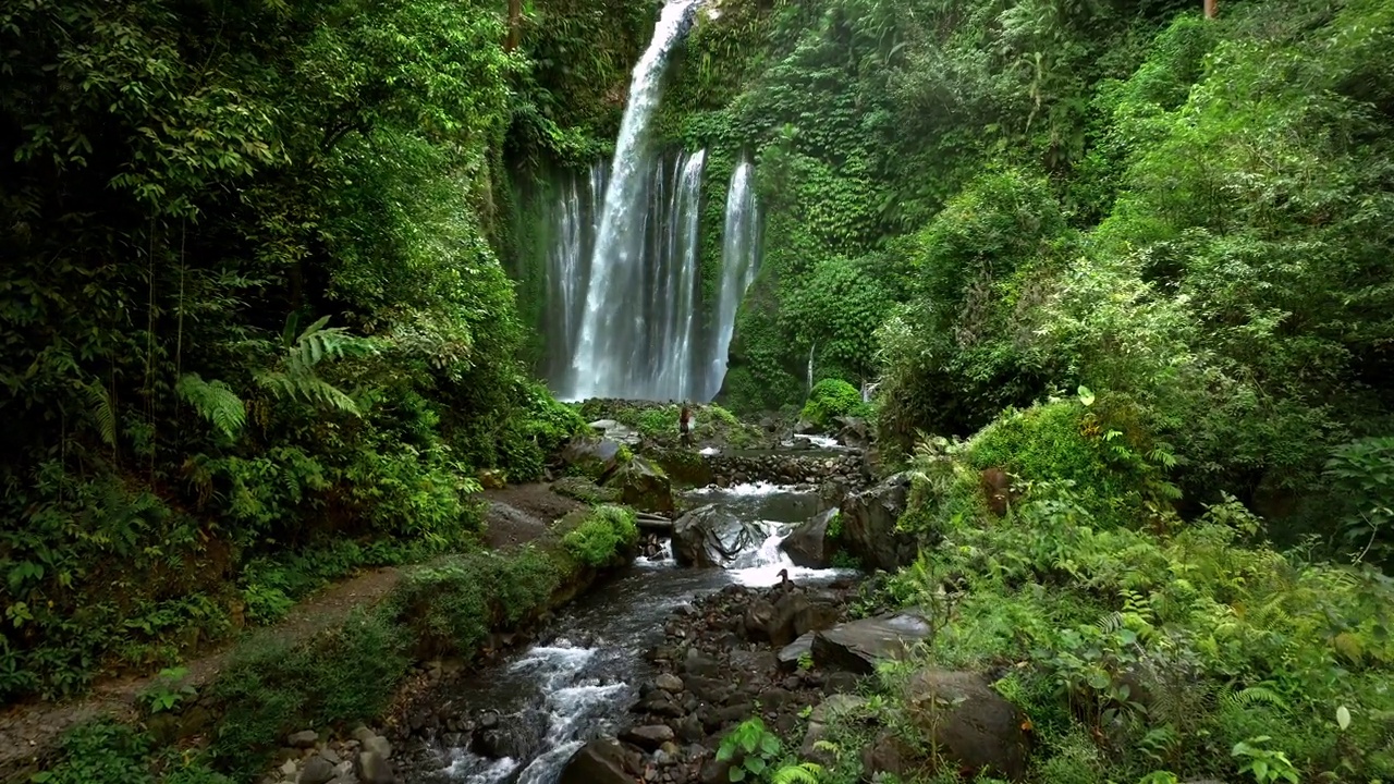 航拍的Tiu Kelep瀑布，Senaru龙目岛印度尼西亚-无人机4K视频下载