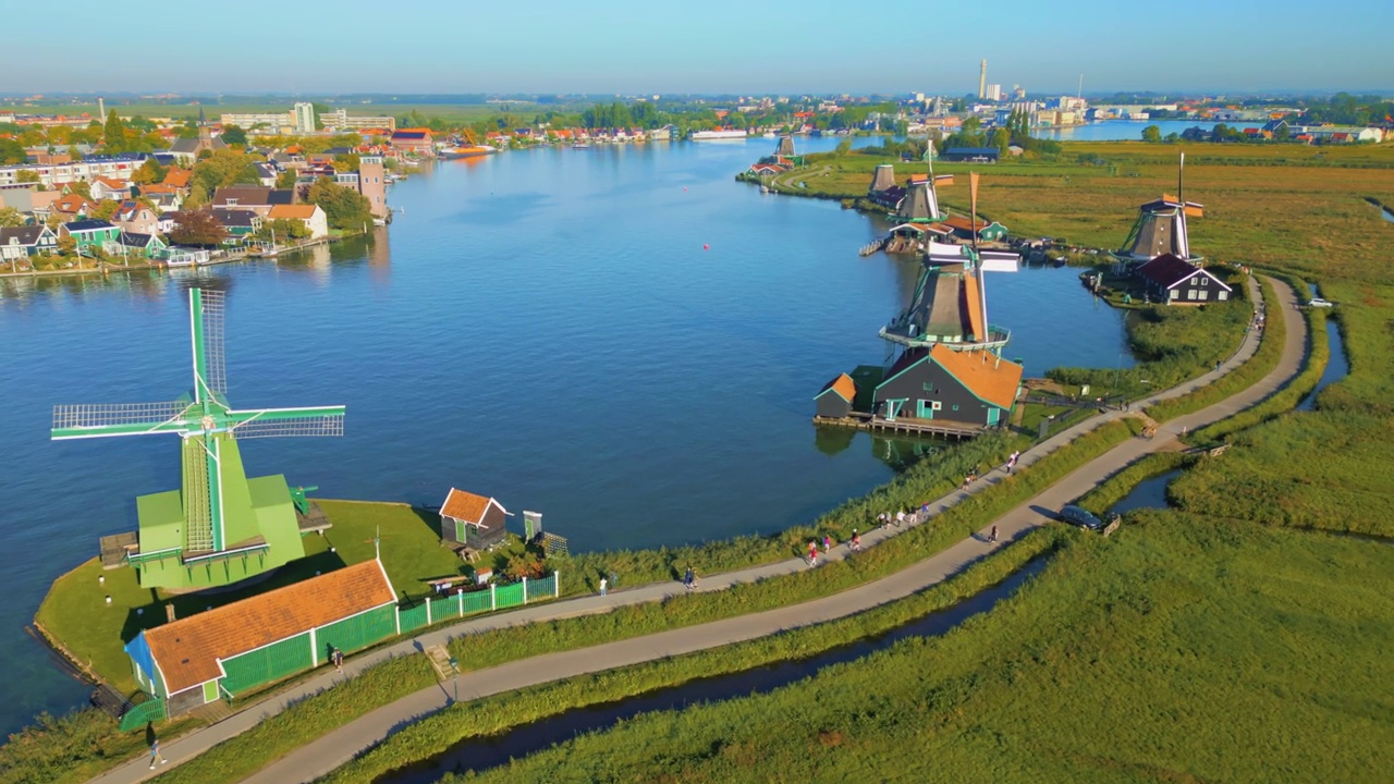荷兰赞斯·尚斯河上的风车——无人机拍摄的荷兰赞斯·尚斯河上静止的风车视频下载
