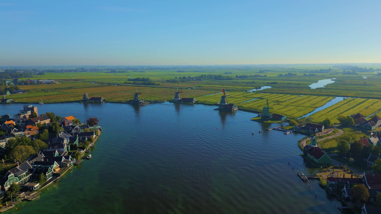 鸟瞰赞恩河和历史悠久的木制风车背后的美丽风景。欧洲视频下载